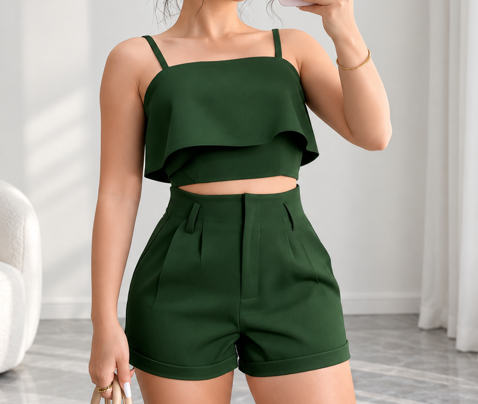 Conjunto feminino verde de alfaiataria com blusa de alças e short